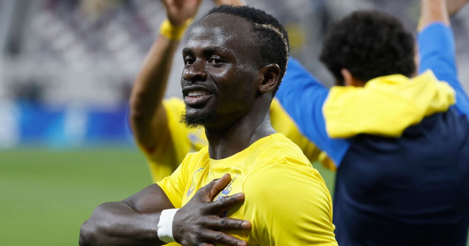 Sadio Mané auf dem Fußballfeld. Er trägt ein gelbes Trikot.