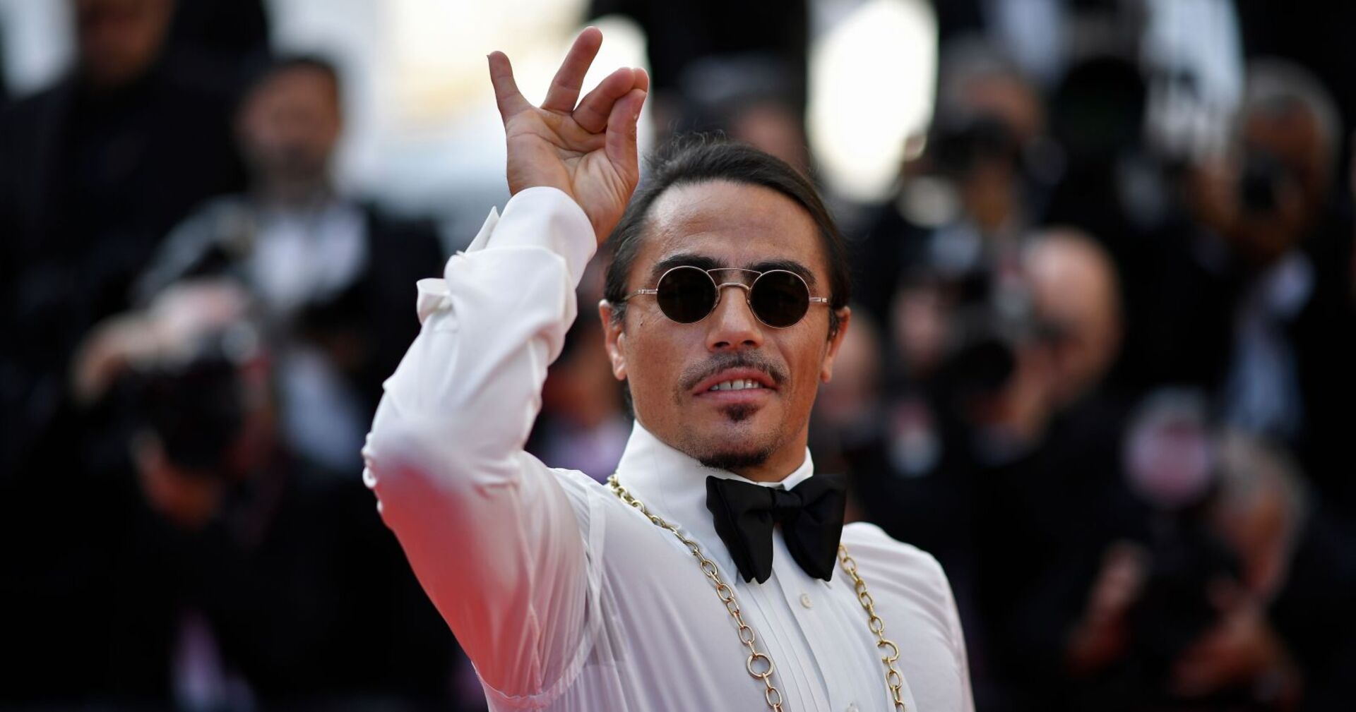 Salt Bae mit seiner typischen Handbewegung.