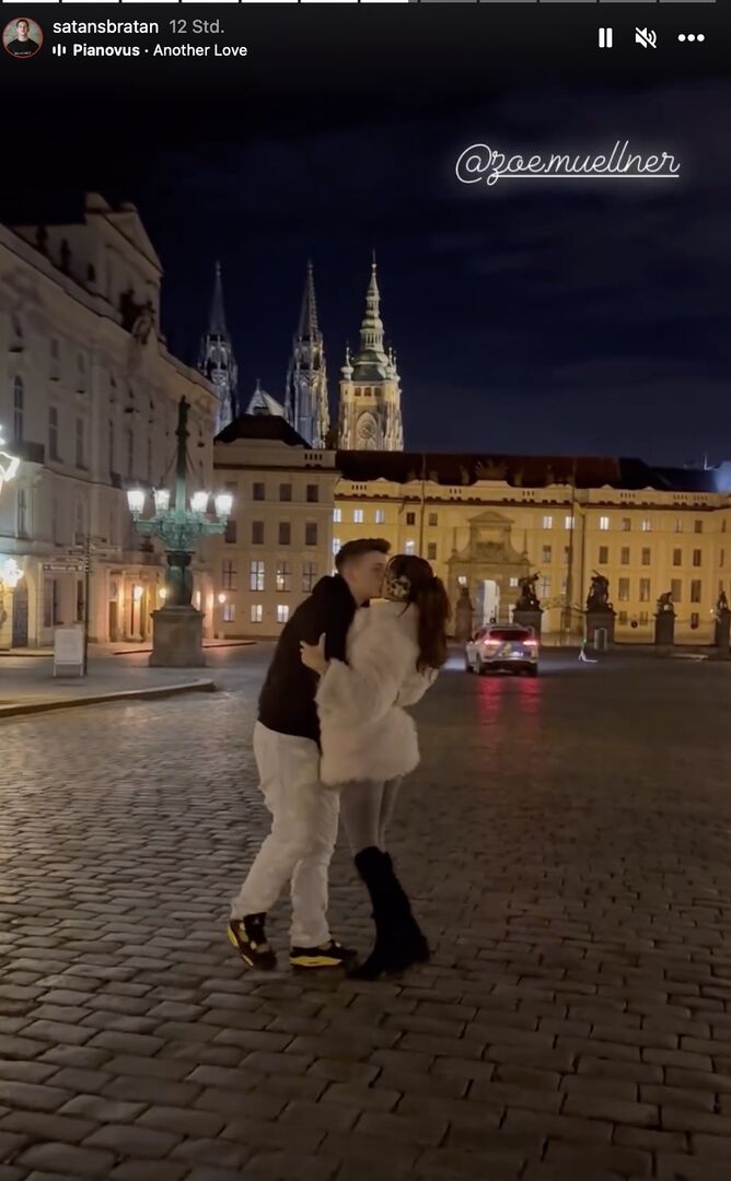 Satans Bratan küsst seine neue Freundin in Prag.