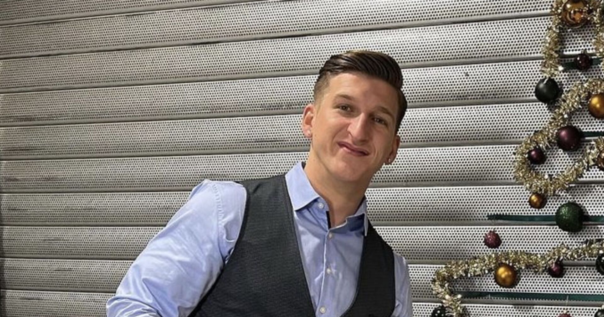 Satans Bratan mit einem blauen Hemd und einem schicken Sakko.