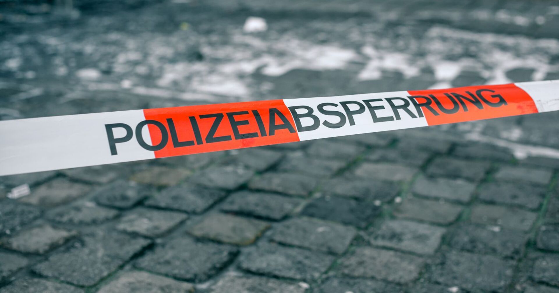 Eine Polizeiabsperrung auf einer Straße.