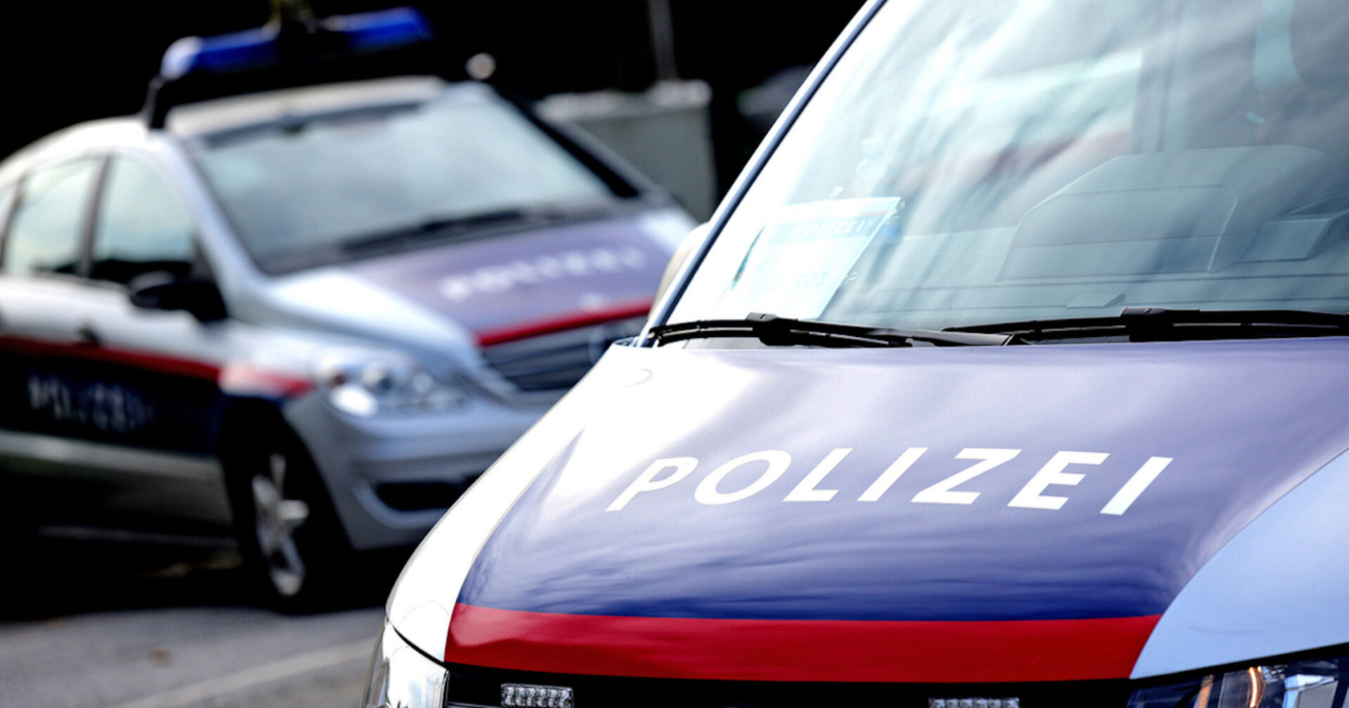 Zwei Polizeiautos von vorne