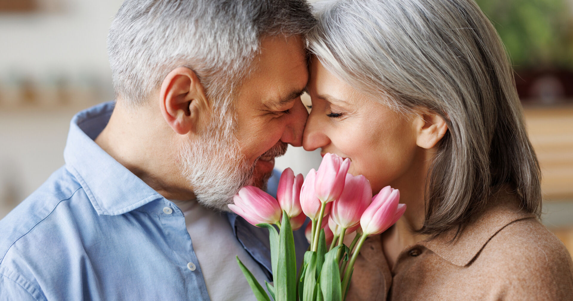 Ein älteres Liebespaar.