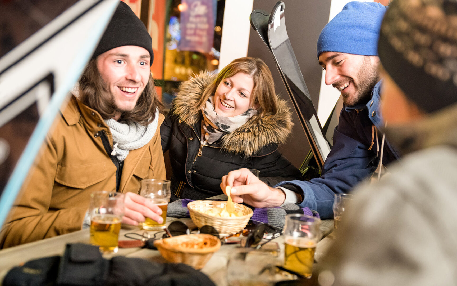 Skifahrer essen zusammen | Credit: iStock.com/ViewApart