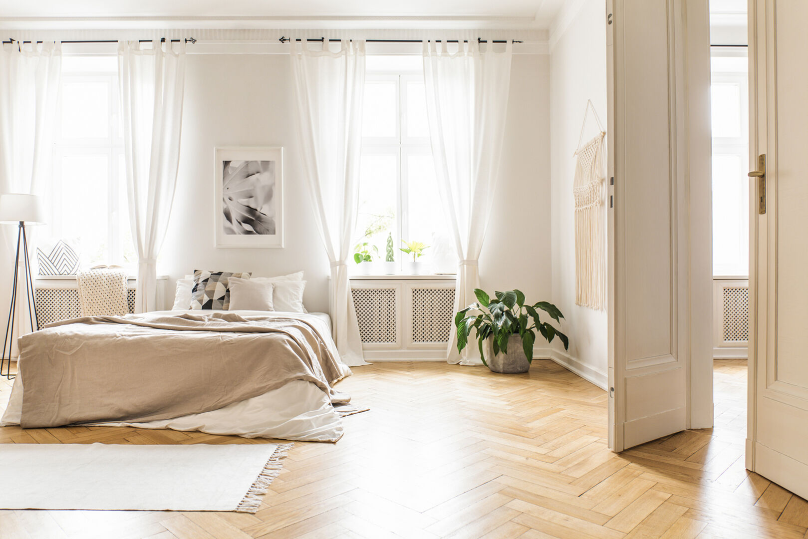 Helles Schlafzimmer im Slow Living-Stil | Credit: iStock.com/KatarzynaBialasiewicz