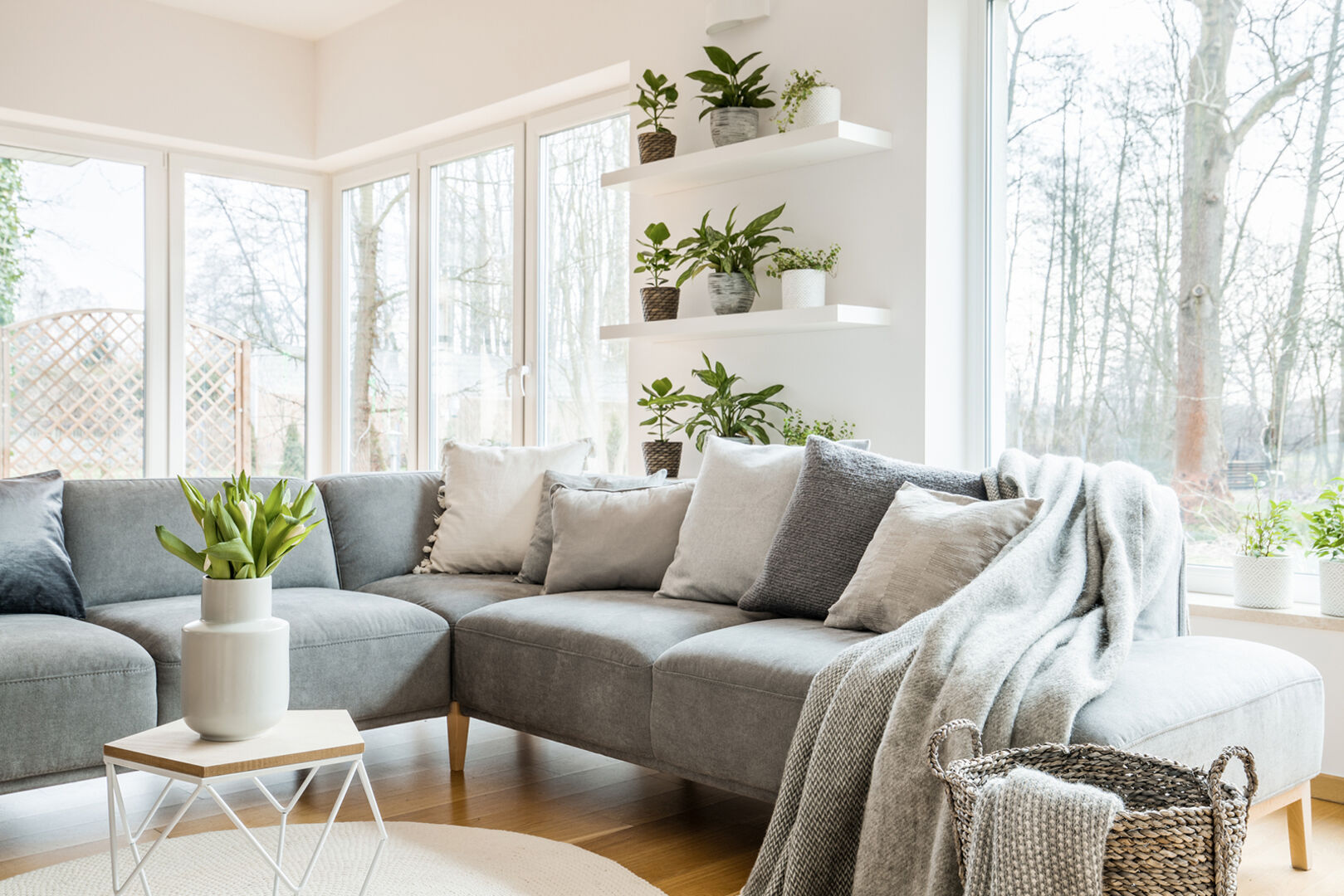 Helles Wohnzimmer im Slow Living-Look | Credit: iStock.com/KatarzynaBialasiewicz