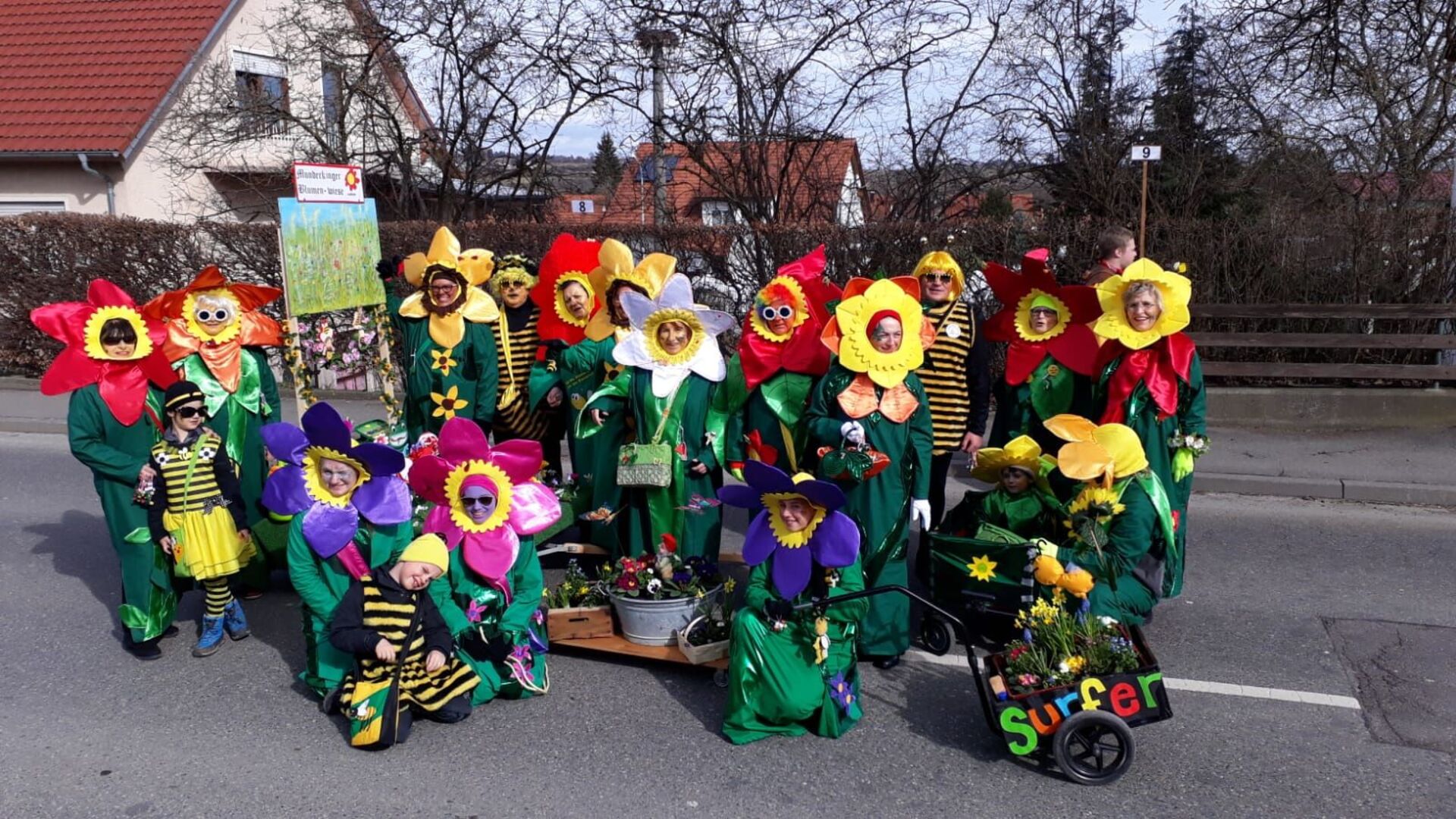 Eine ganze Gruppe ist verkleidet als Blume.