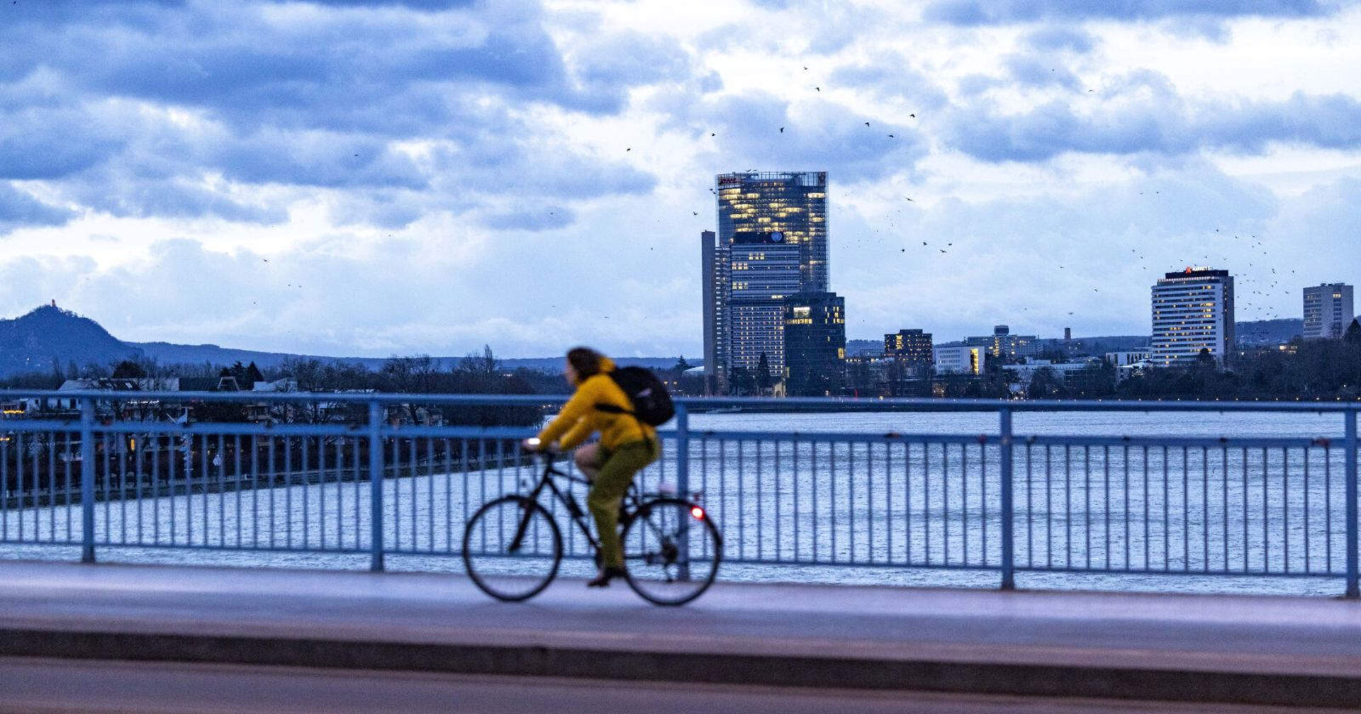 Ein Radfahrer ist bei schlechtem Wetter unterwegs.