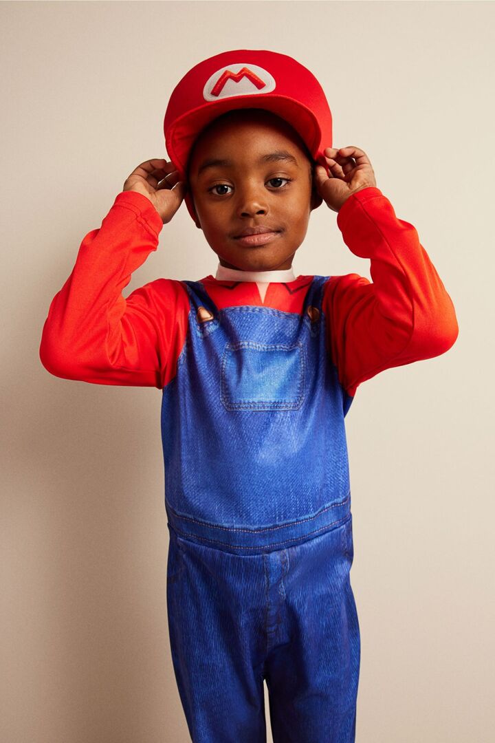 Bub als Supermario verkleidet.