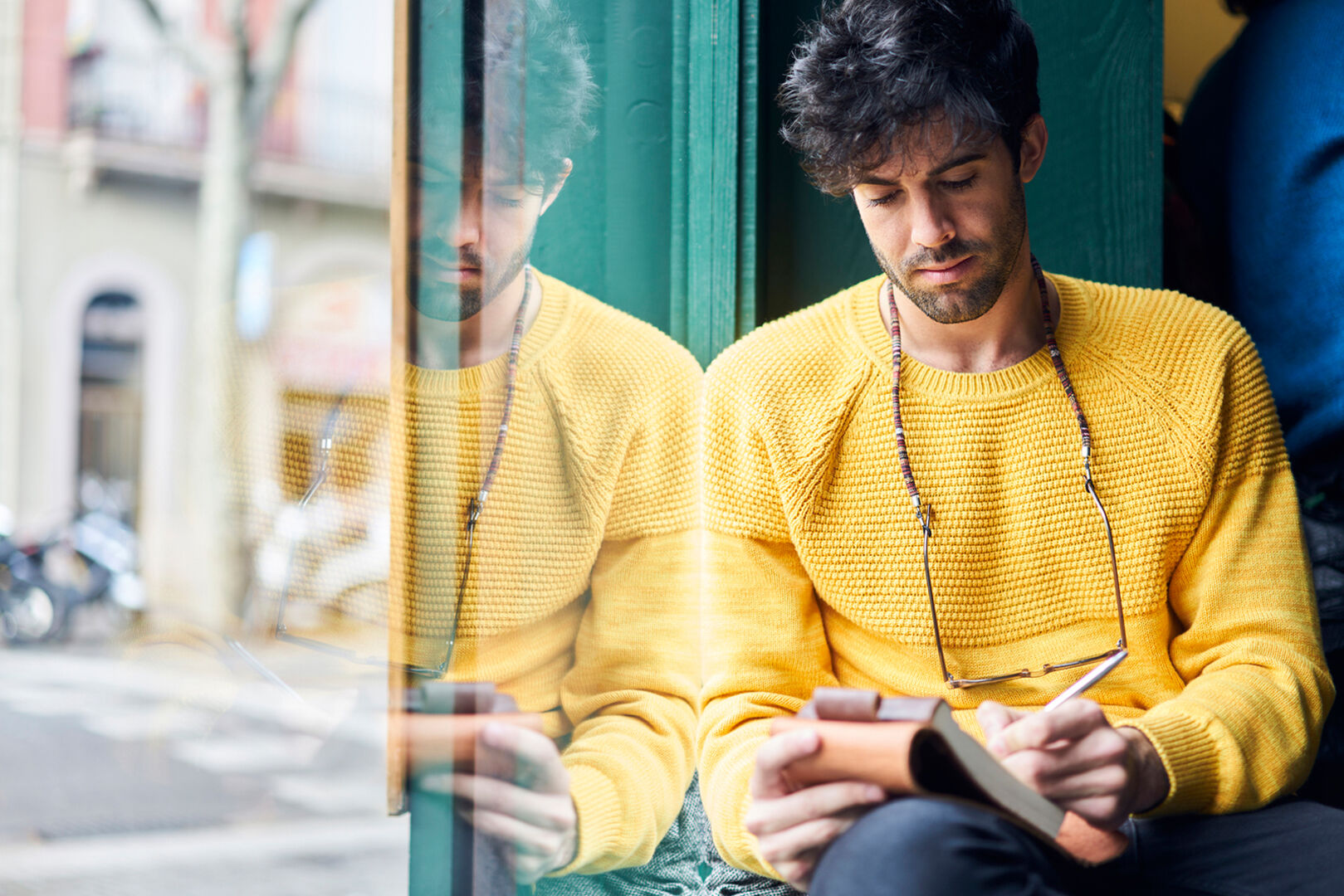 Mann schreibt Tagebuch | Credit: iStock.com/GaudiLab