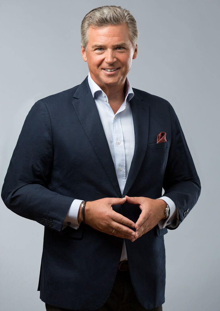 teamgnesda-GF Andreas Gnesda im Anzug | Credit: austria.teamgnesda.com/Renée Del Missier