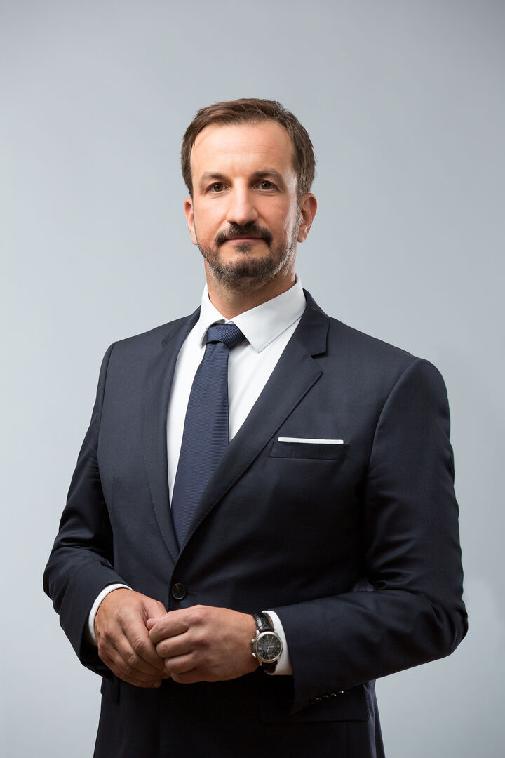 teamgnesda-GF Oliver Bertram im Anzug | Credit: austria.teamgnesda.com/Renée Del Missier