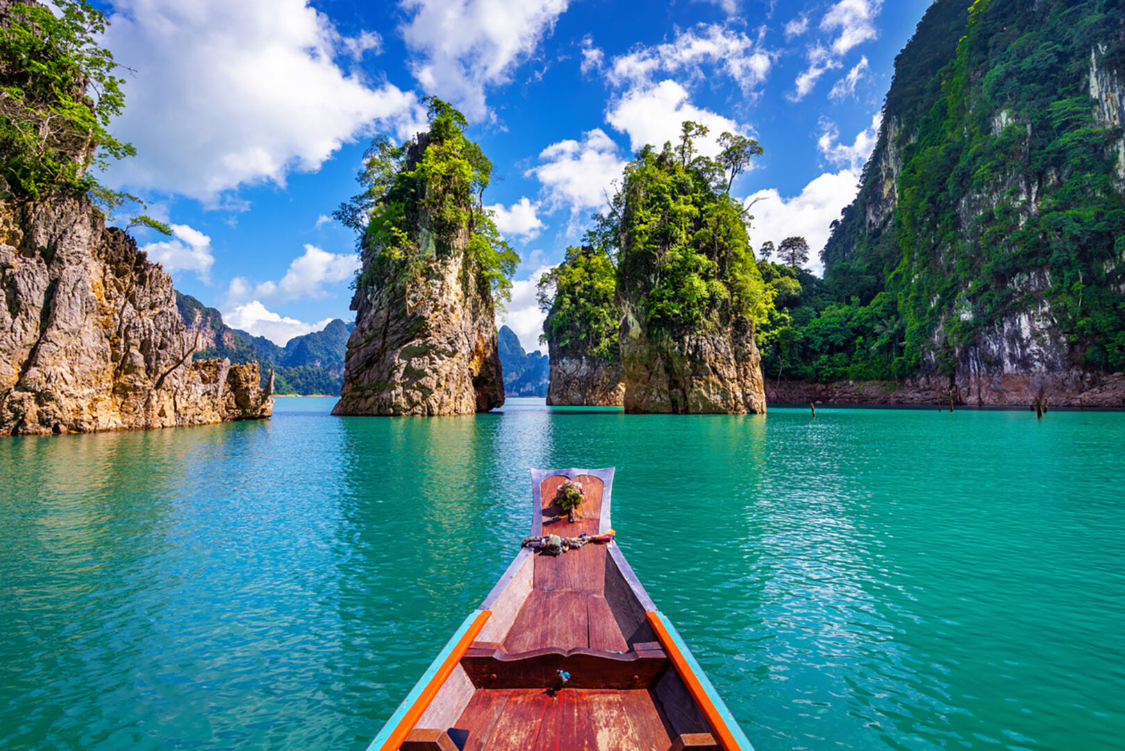 Ratchaprapha-Staudamm im Khao-Sok-Nationalpark | Credit: iStock.com/Aaphakon Yusomsri