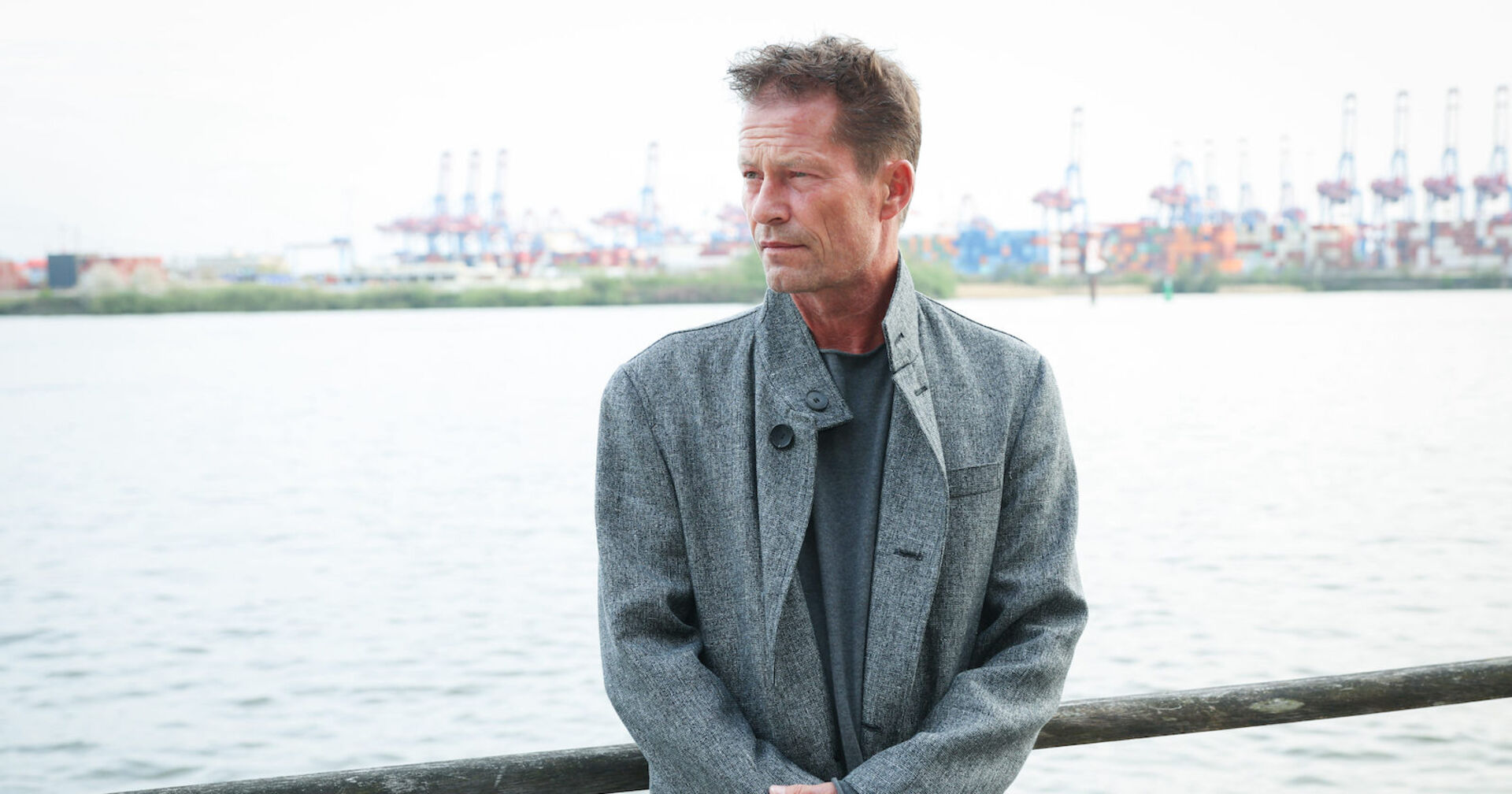 Til Schweiger mit einem grauen Mantel.