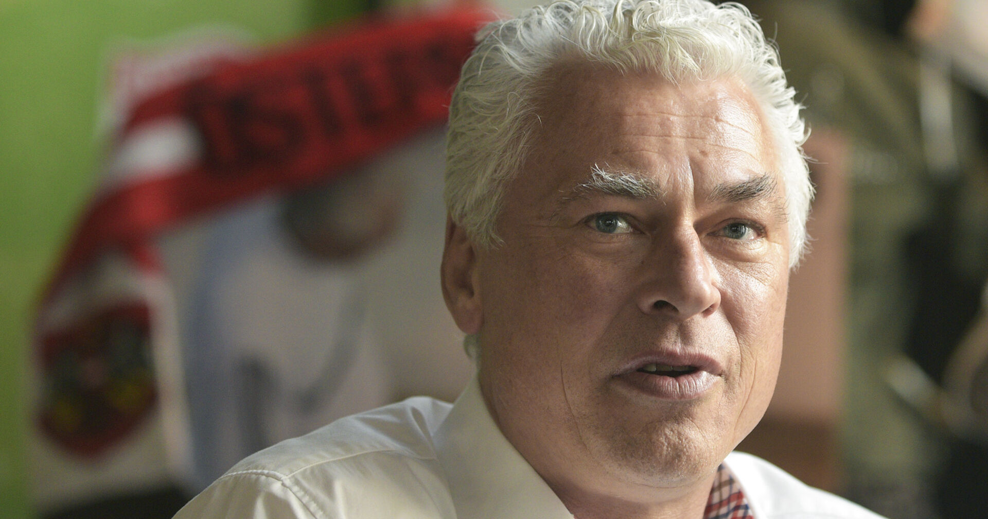 Toni Polster trägt kurze weiße Haare und ein weißes Hemd.