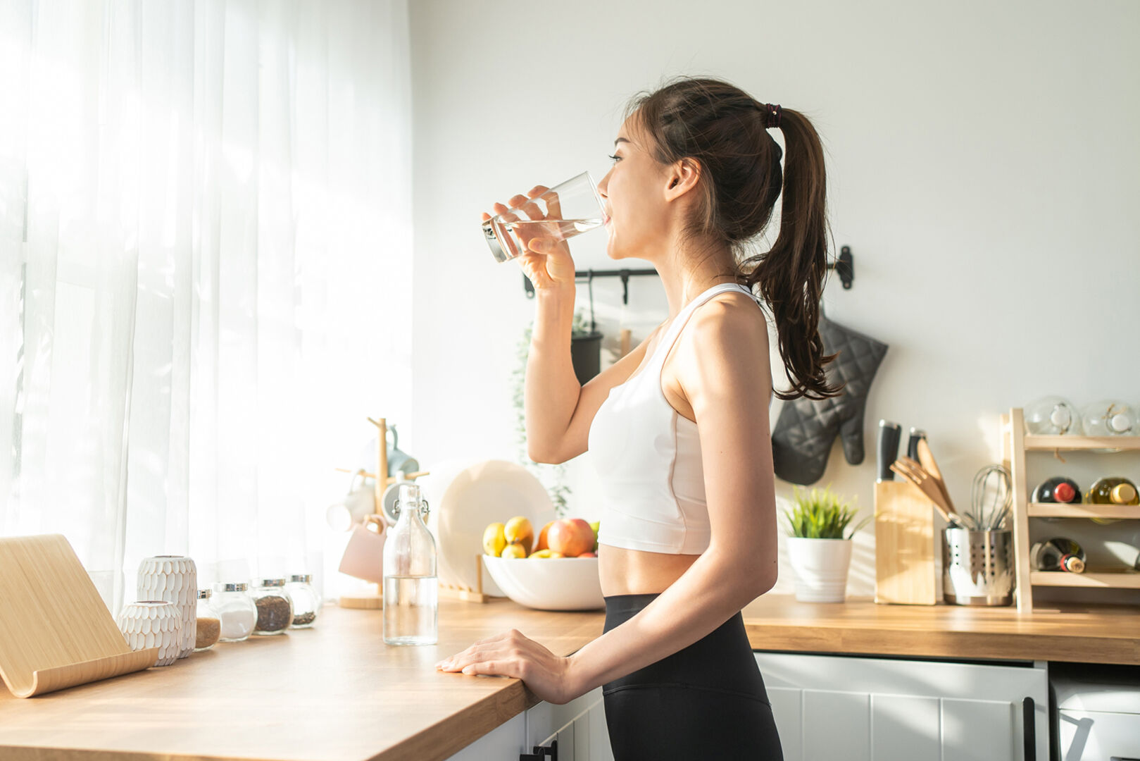Frau trinkt ein Glas Wasser | Credit: iStock.com/Kiwis