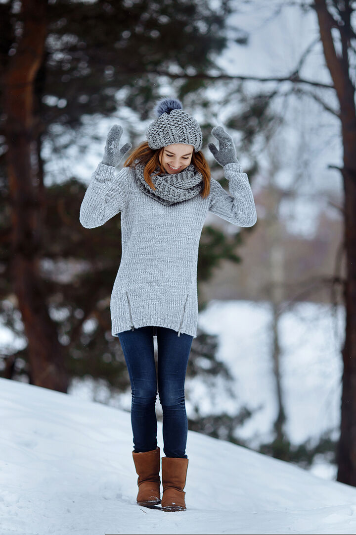 Frau mit UGGs im Schnee | Credit: iStock.com/Liubov Kaplitskaya