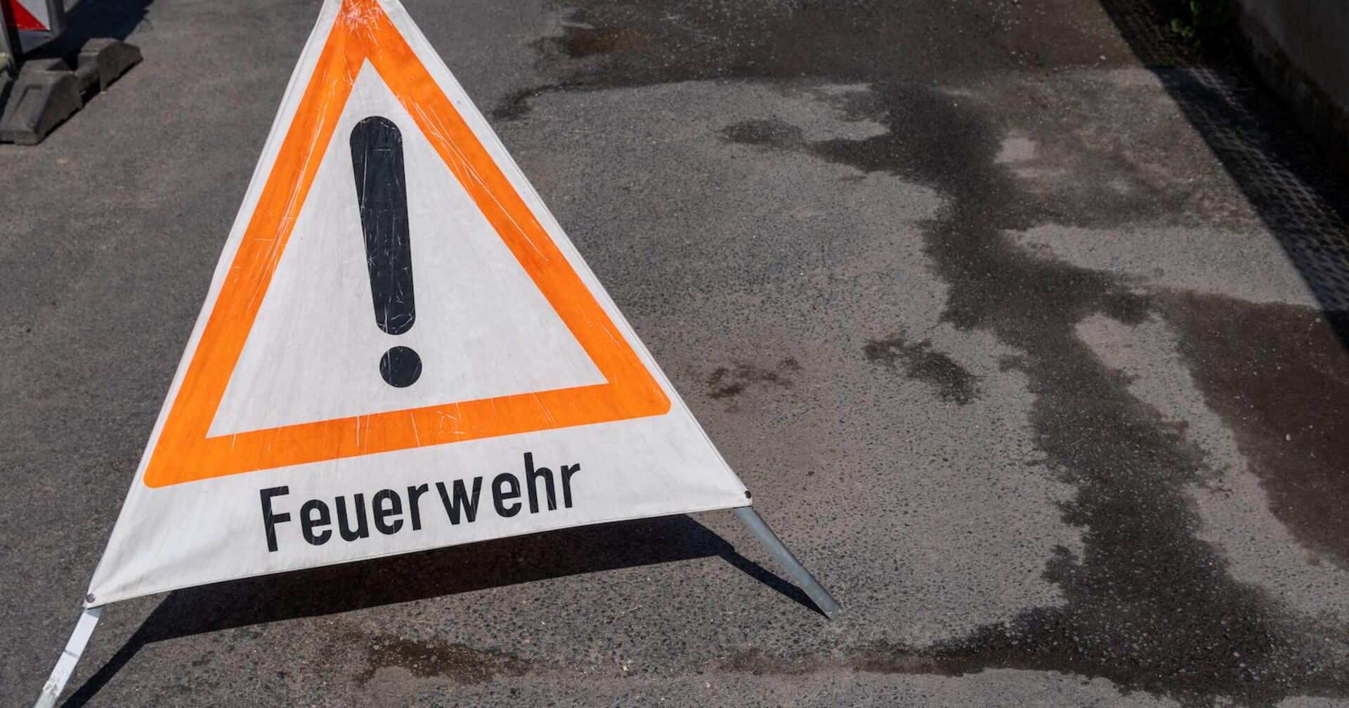 Warndreieck mit dem Hinweis &quot;Feuerwehr&quot;.