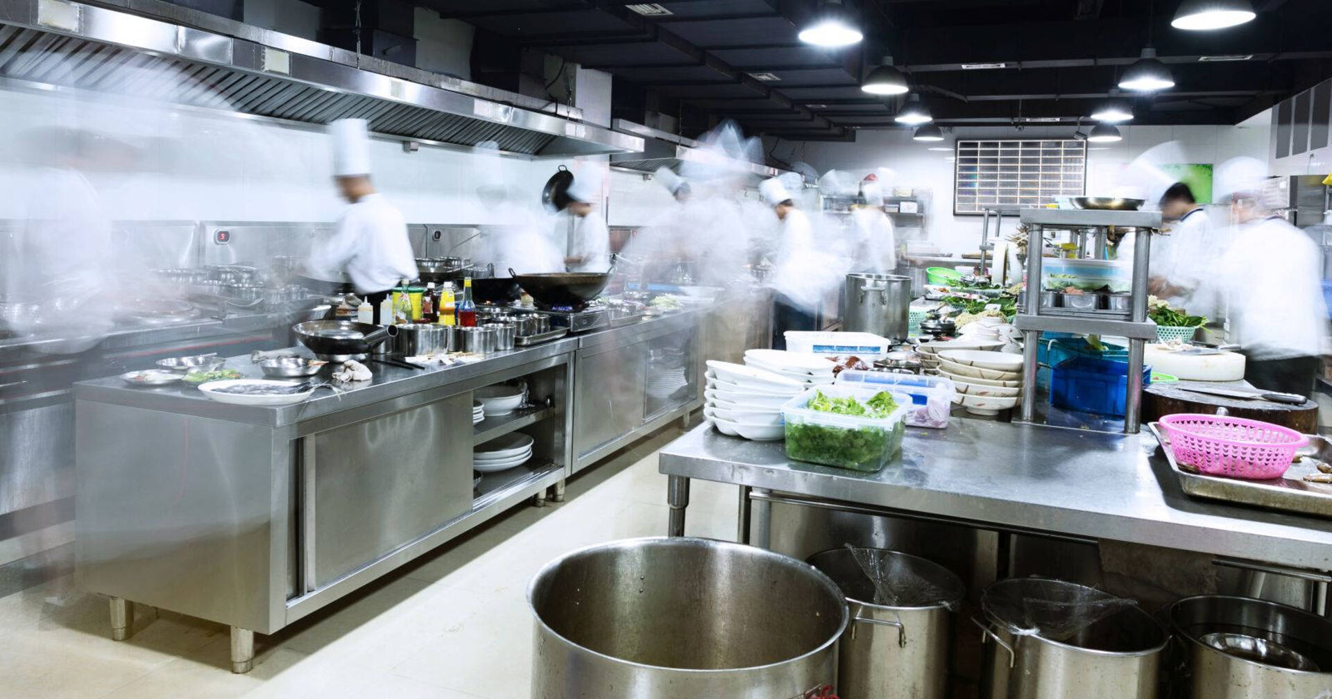 Köche in einer Hotelküche.