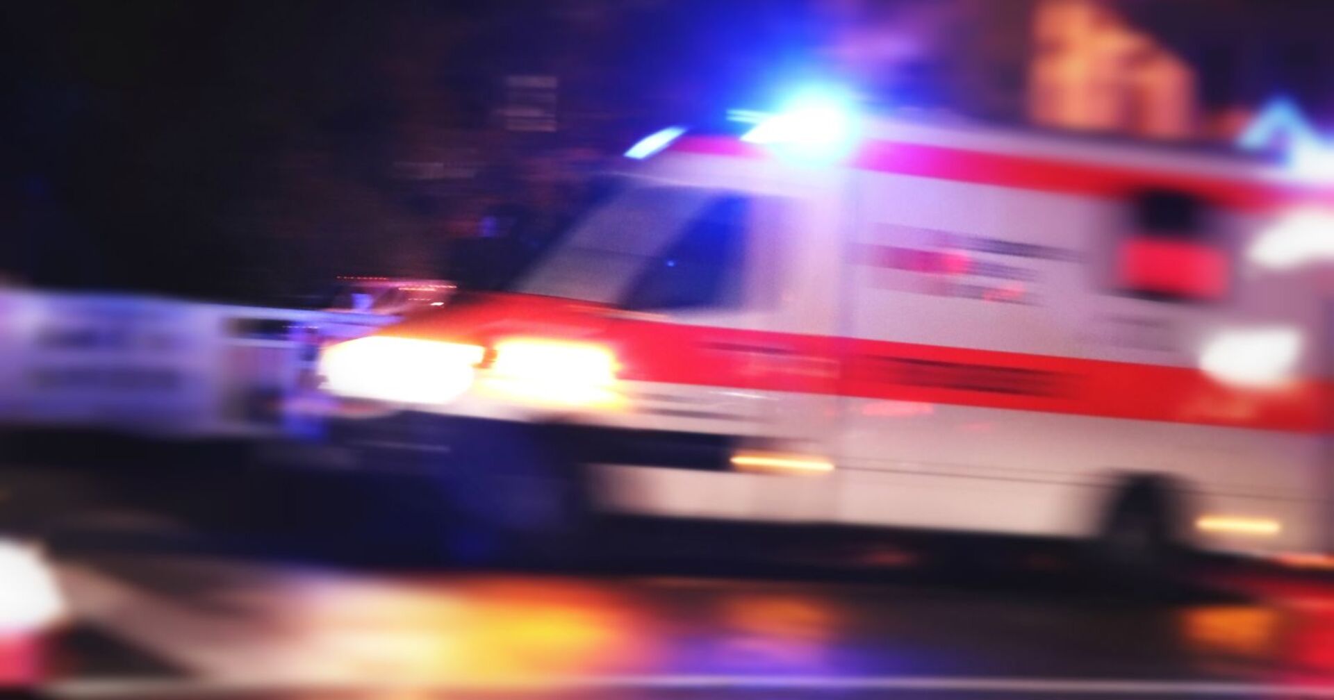 Eine Notarztwagen mit Blaulicht im nächtlichen Einsatz.