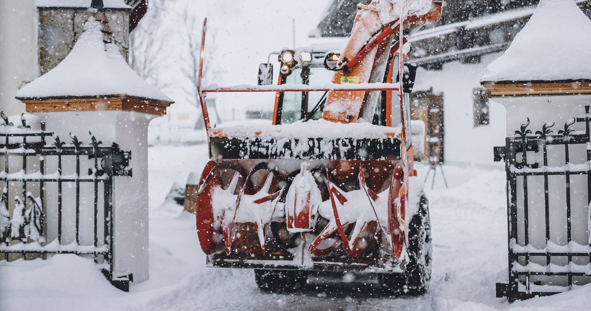 Eine Schneefräse fährt durch ein Tor.