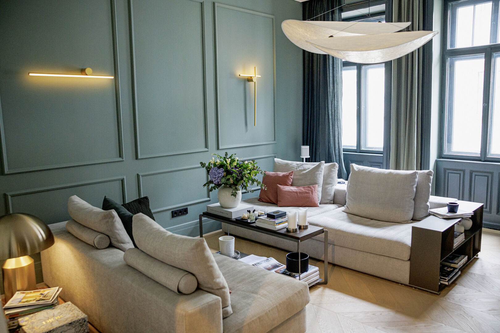 Beige Couch, grüne Wände