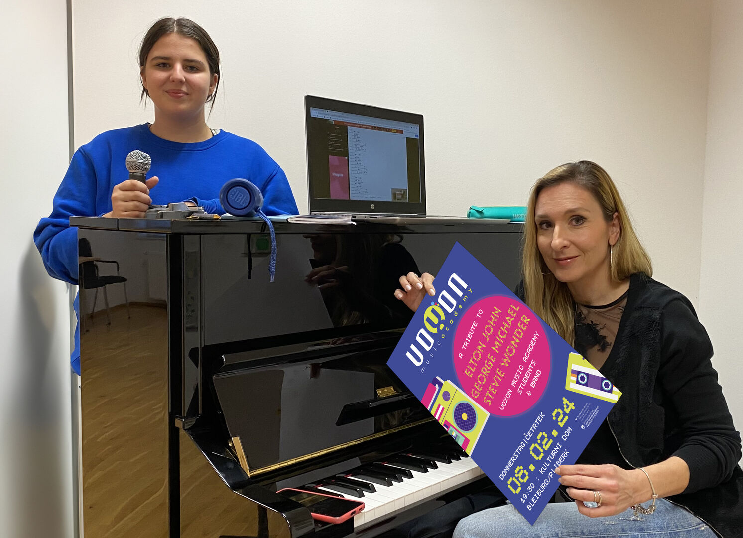 Vocalcoach Mateja Zwitter und Sängerin vorm Klavier und mit Mikrofon