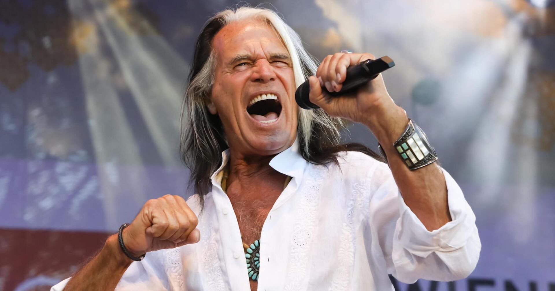 Waterloo, in einem weißen Hemd