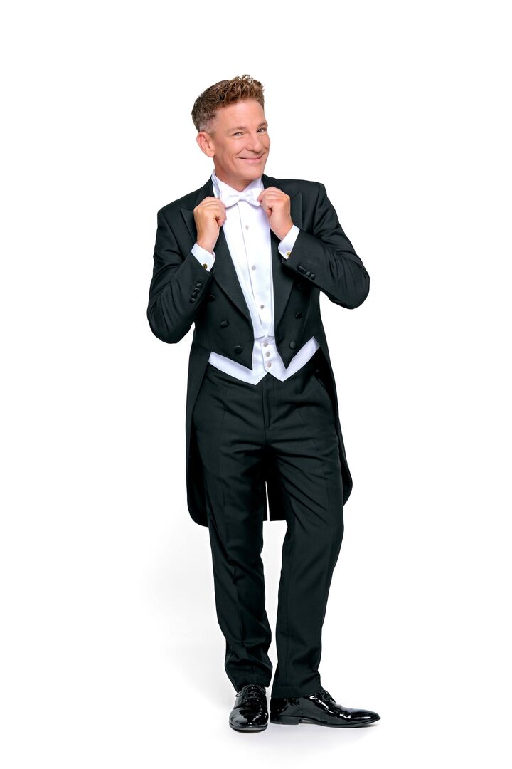 Andi Knoll in einem Smoking für den Opernball 2024