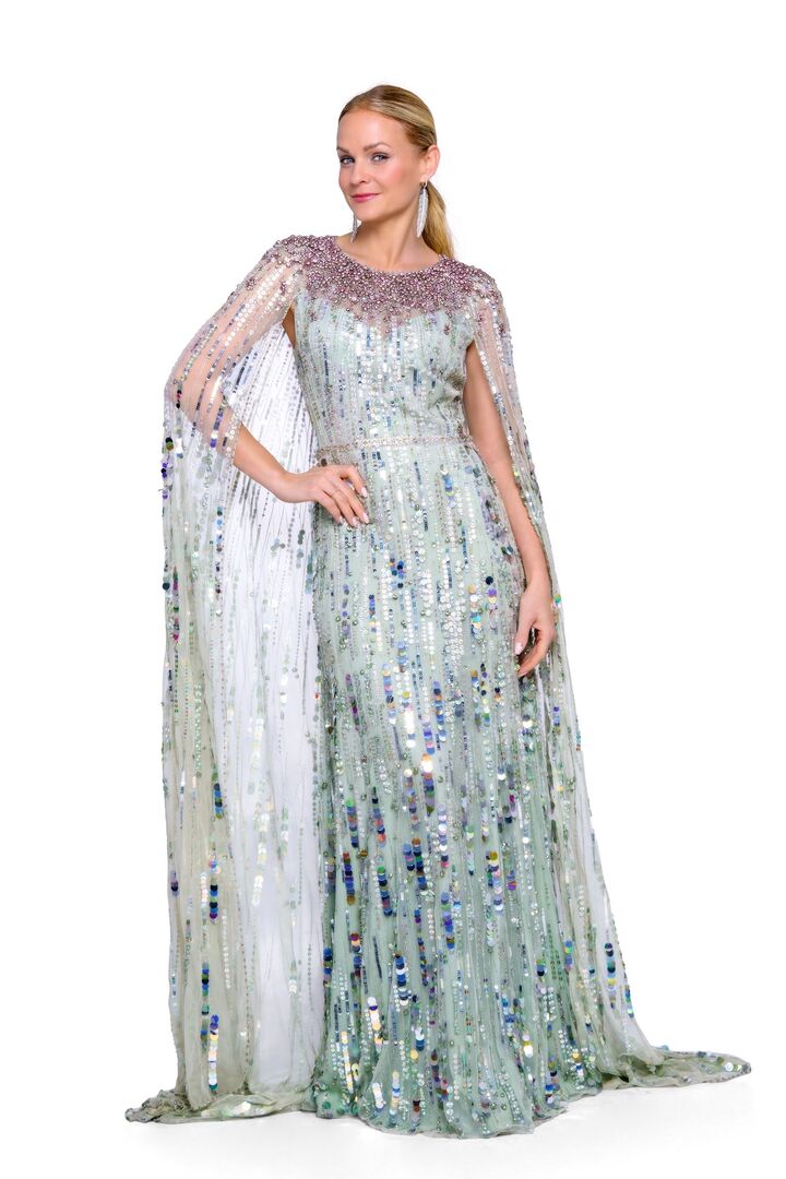 Mirjam Weichselbraun für den Opernball 2024.