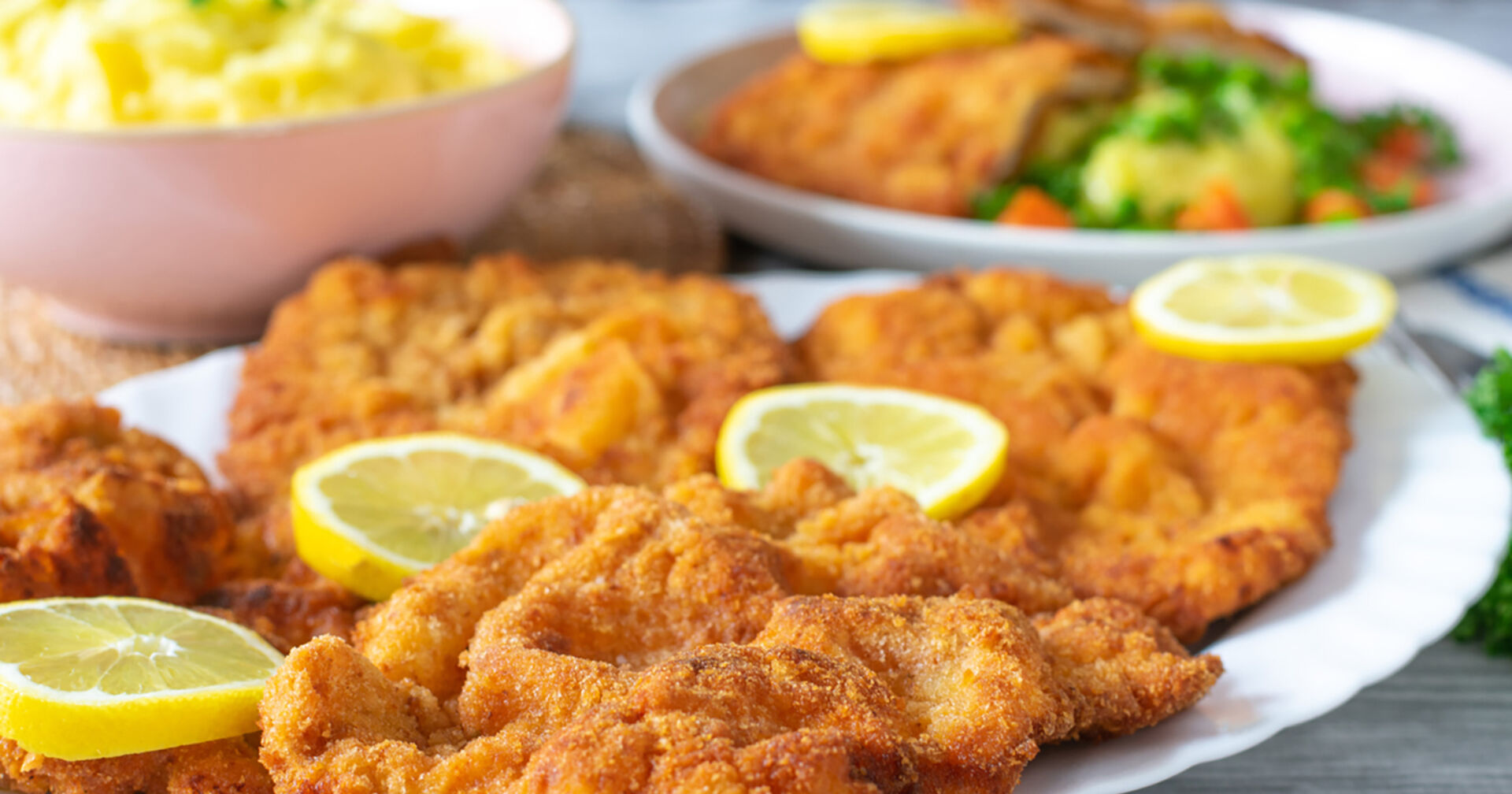 Wiener Schnitzel auf einem Teller | Credit: iStock.com/Angelika Heine