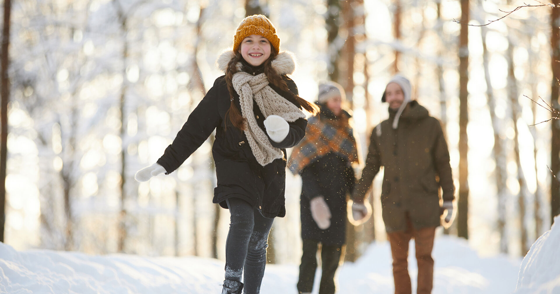 Familie wandert im Winter durch Niederösterreich | Credit: iStock.com/SeventyFour