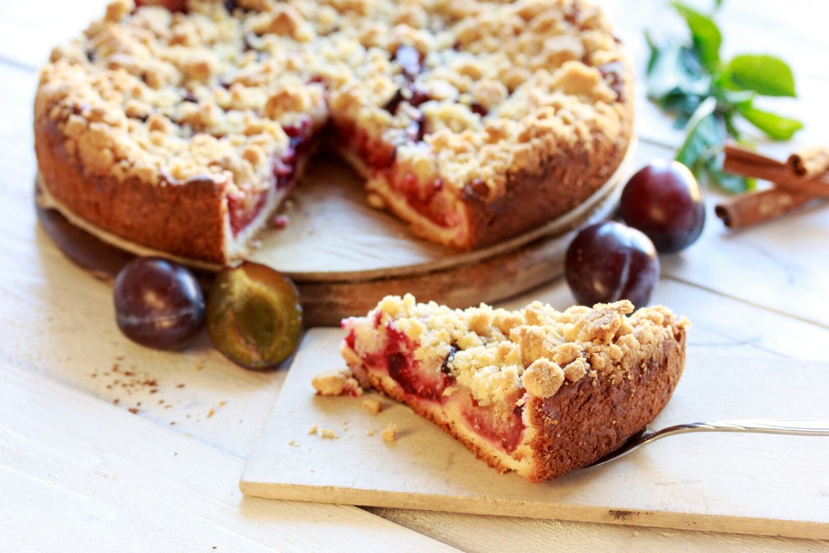 Zwetschkenkuchen mit Streusel | Credit: iStock.com/juefraphoto