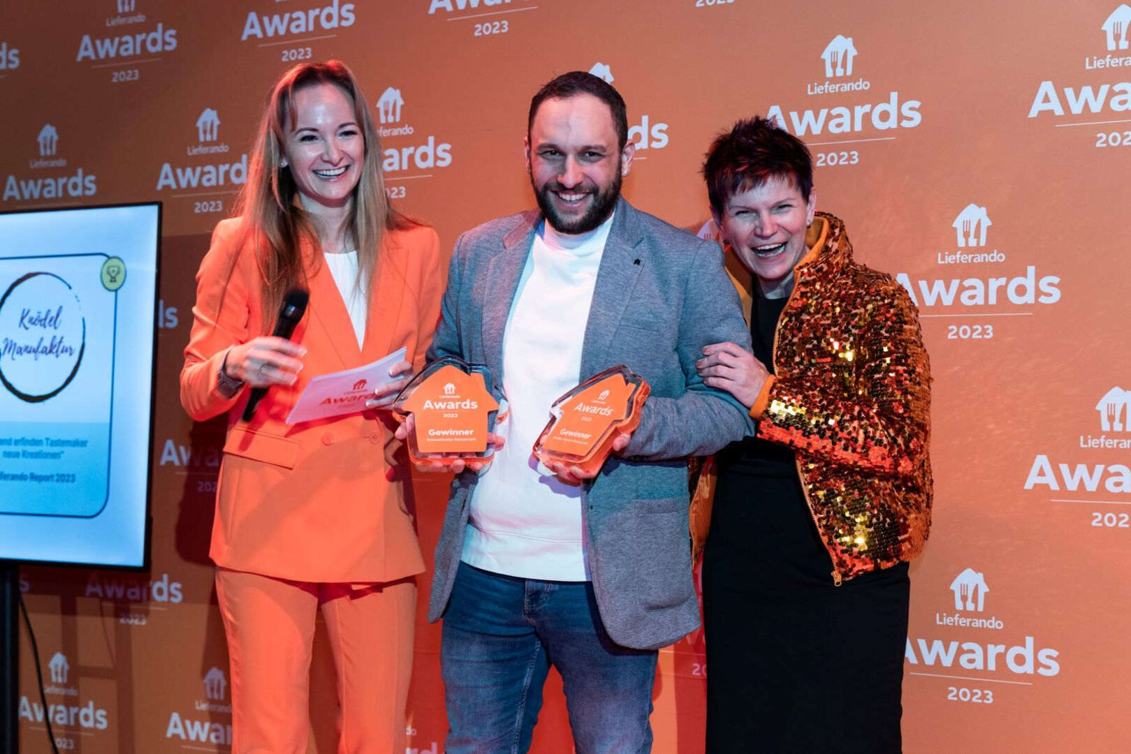 Innovativstes Restaurant Österreichs und bestes Dessert Restaurant Knödel Manufaktur: Marie-Christin Höfler (Moderatorin), Daniel Hanjalic (Inhaber Knödel Manufaktur), Katharina Hauke (GF Lieferando)