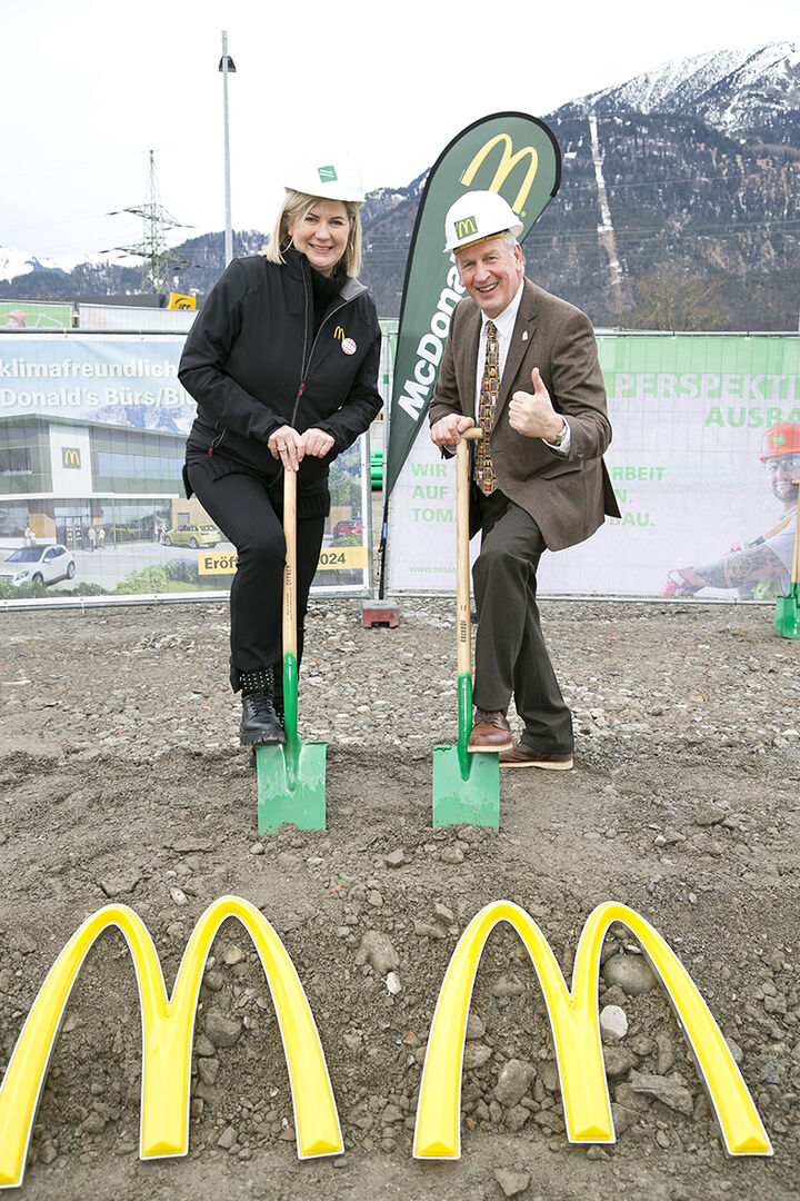 Annette und Loek Versluis beim traditionellen Spatenstich.