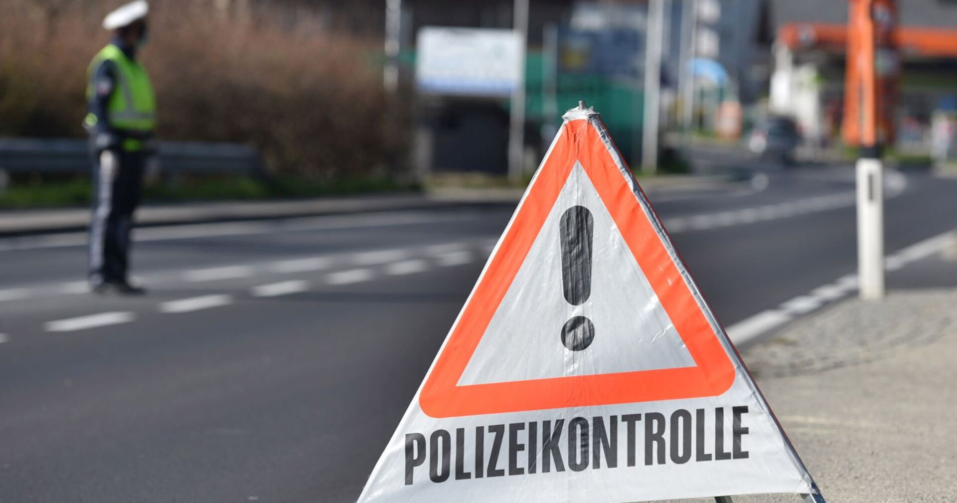 Ein Polizist führt Verkehrskontrollen durch.