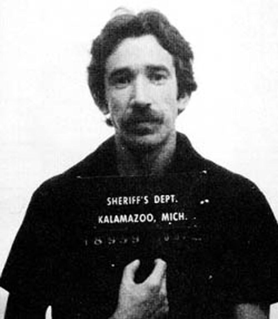 Schwarz-Weiß-Polizeifoto des Schauspielers Tim Allen