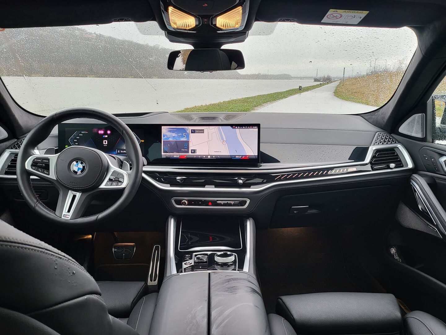 Das Cockpit des BMW X6 M60i vereint Funktionalität und Design.
