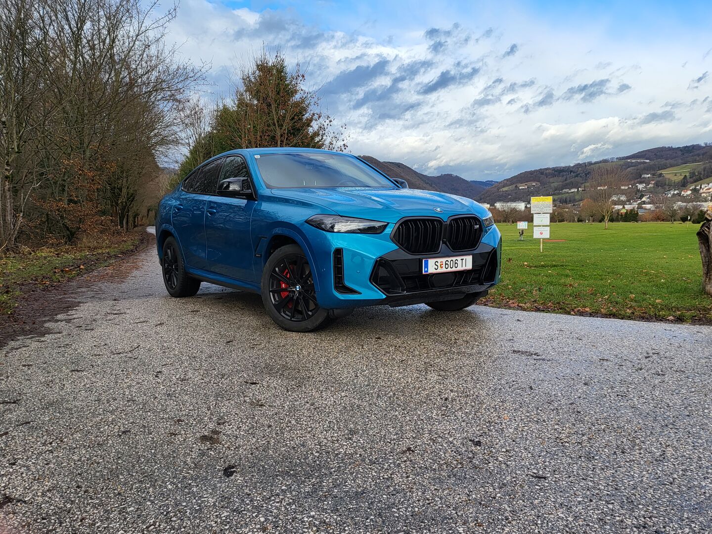 Die blaue Lackierung des BMW X6 M60i sticht in das Auge.