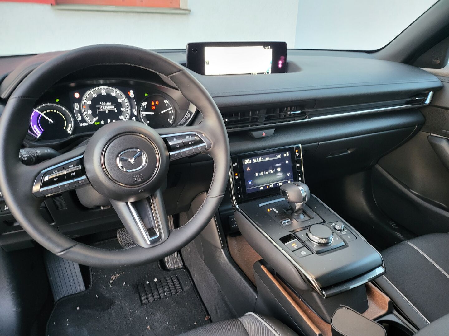 Der Mazda MX-30 überzeugt im Inneren mit funktionellem Design.