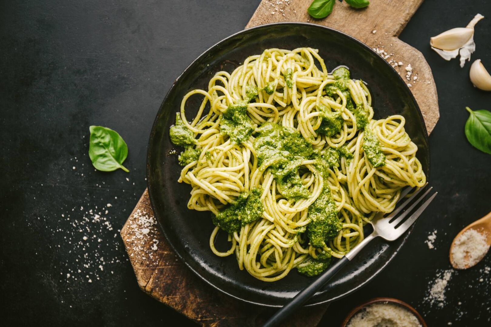 Teller mit Tagliatelle mit grünem Pesto