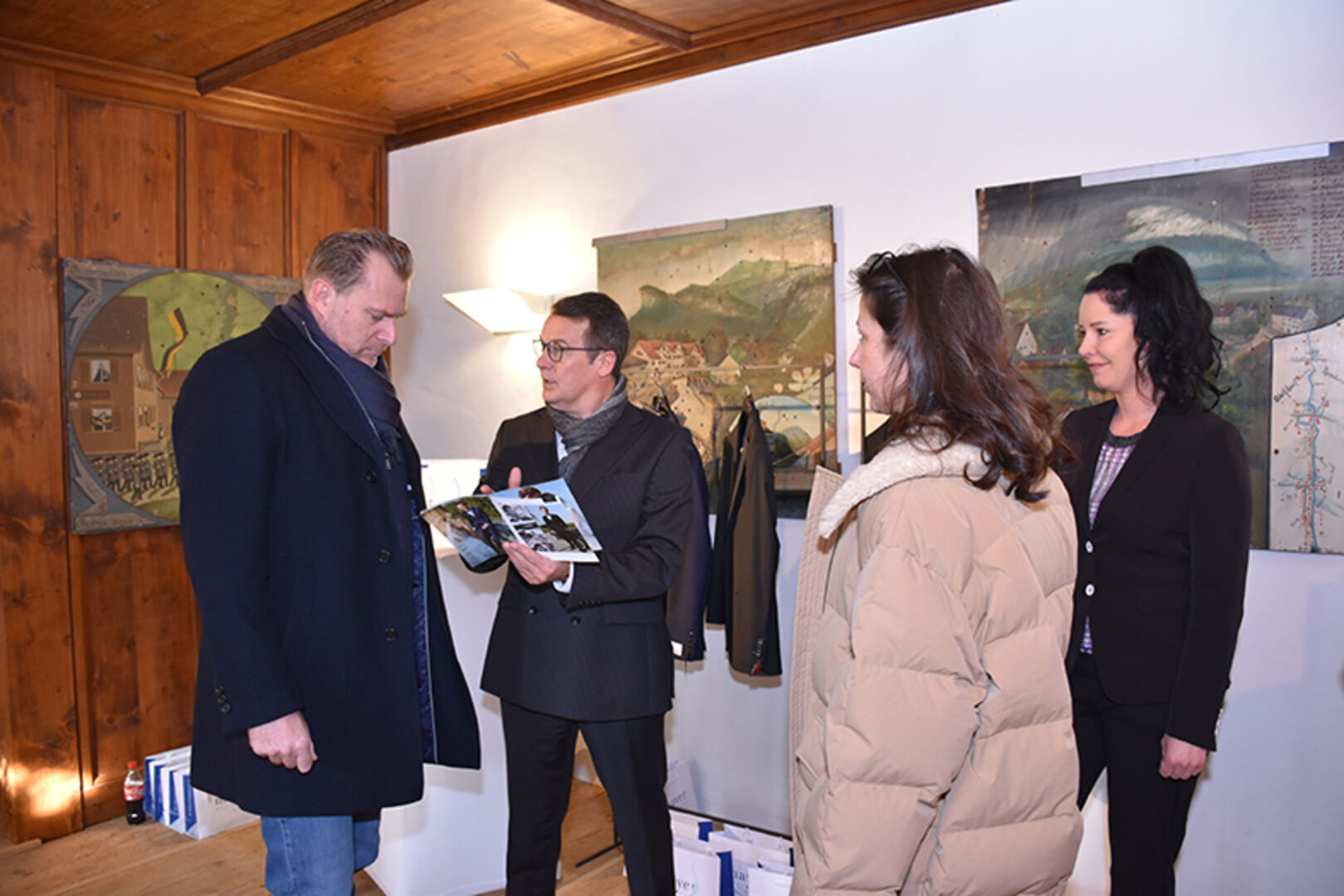 Smarte Lässikgeit mit modischem Anspruch für den Mann: Beim Mayer Modehaus erwarten Sie aktuelle Kollektion führender Modehersteller.