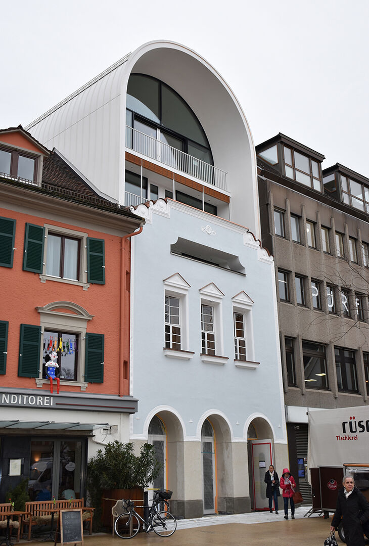Hinter der 200jährigen Fassade waren Kornspeicher, Kino, Feinkostladen, hier war die Brauerei Löwenbräu und kurze Zeit auch die Wirtschaft Zum goldenen Löwen.