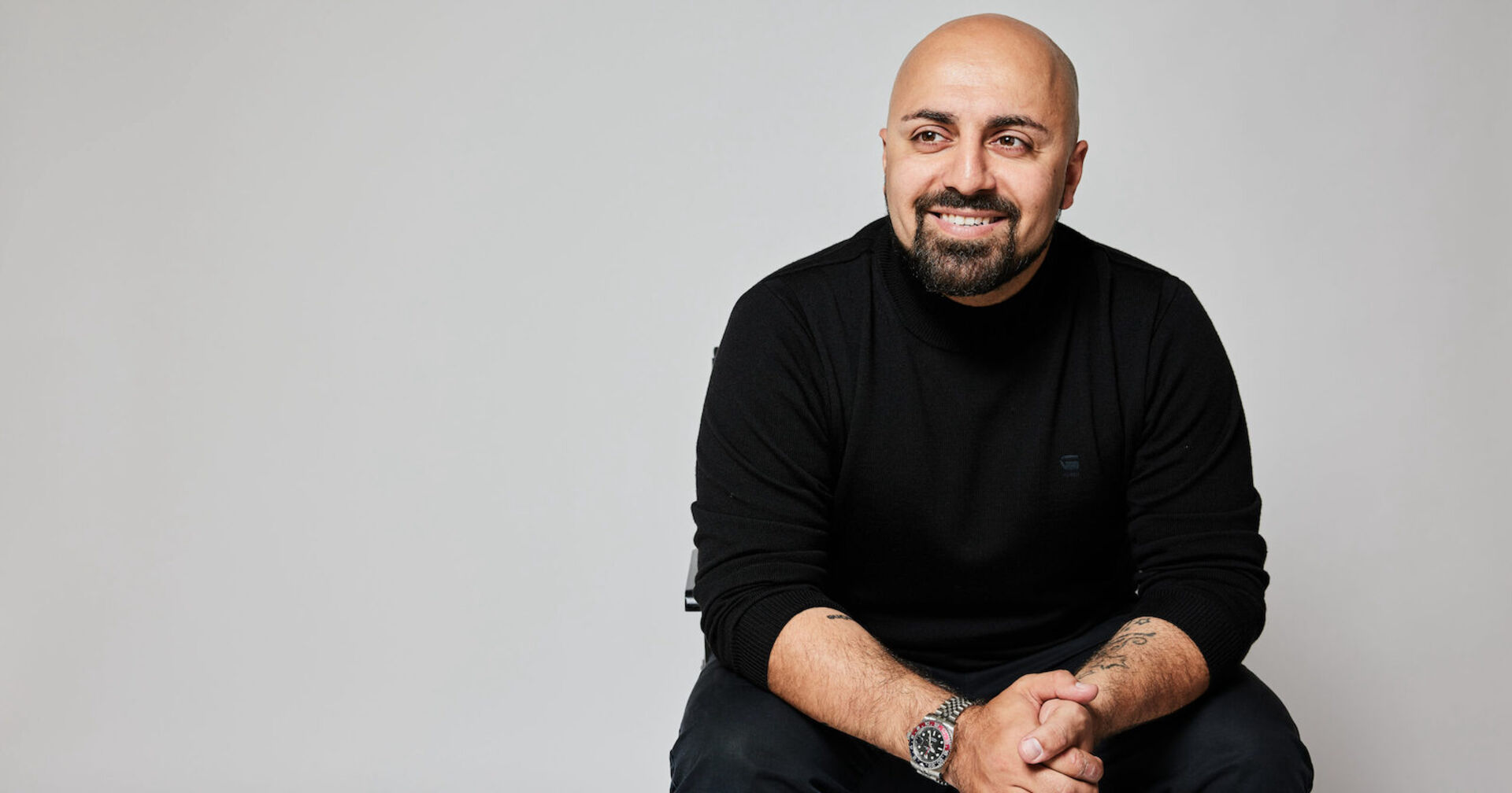 Lachendes Portraitfoto von Ali Mahlodji