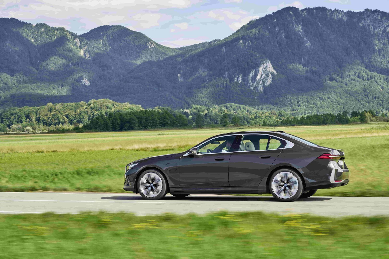 Der BMW 5er kommt rein elektrisch mehr als 80 Kilometer weit.
