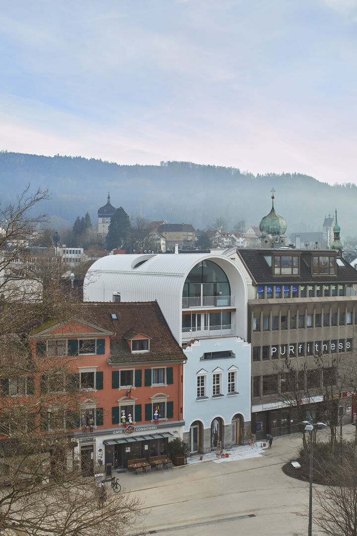 Letzte Arbeiten an der Fassade sind in vollem Gange.