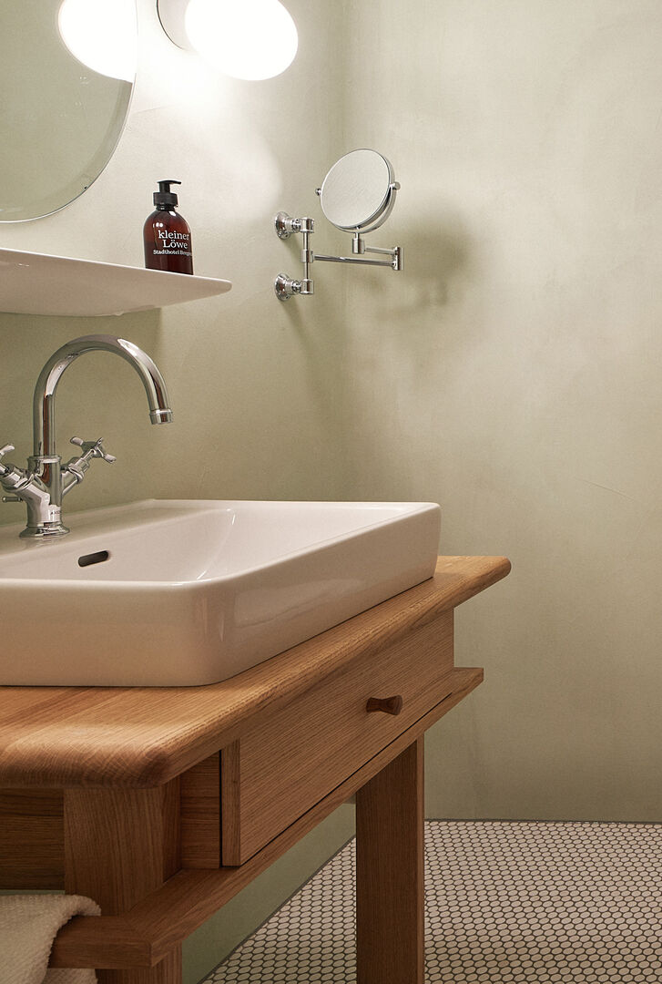 Das Stadthotel umfasst acht sorgsam und hochwertig gestaltete Gästezimmer.