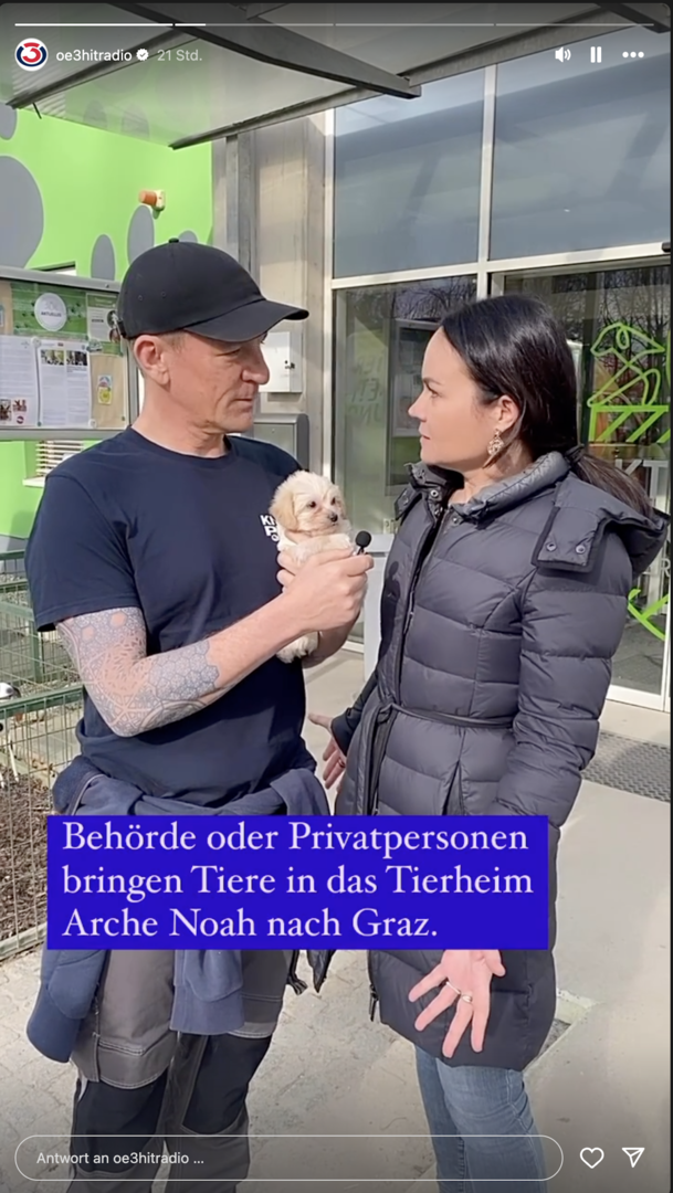 Andi Knoll im Interview mit einer Dame von der Arche Noah.