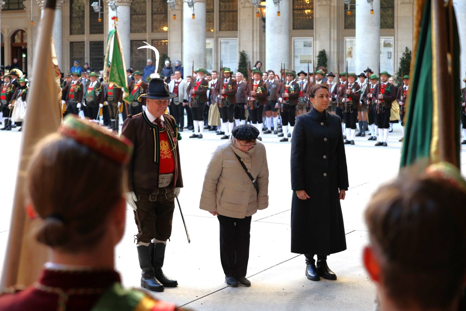 zwei Frauen und ein Mann stehend, dahinter der Verein aufgestellt