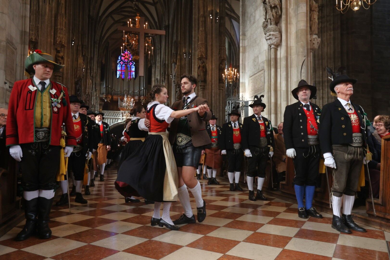 Trachtentanz im Stephansdom